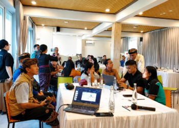 Peserta dari tiga desa (Tulamben, Kubu, dan Purwakerti) yang berada di kawasan wisata Karangasem mengikuti lokakarya penyelarasan kegiatan penanggulangan bencana ke dalam dokumen perencanaan desa (6/08/2026). -IST