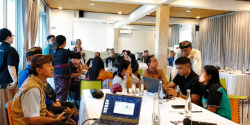 Peserta dari tiga desa (Tulamben, Kubu, dan Purwakerti) yang berada di kawasan wisata Karangasem mengikuti lokakarya penyelarasan kegiatan penanggulangan bencana ke dalam dokumen perencanaan desa (6/08/2026). -IST