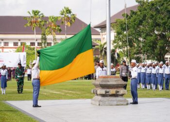Anggota Pasukan Pengibar Bendera Pusaka (Paskibraka) Kabupaten Badung saat berlatih. -BALITOPIK.COM