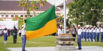 Anggota Pasukan Pengibar Bendera Pusaka (Paskibraka) Kabupaten Badung saat berlatih. -BALITOPIK.COM