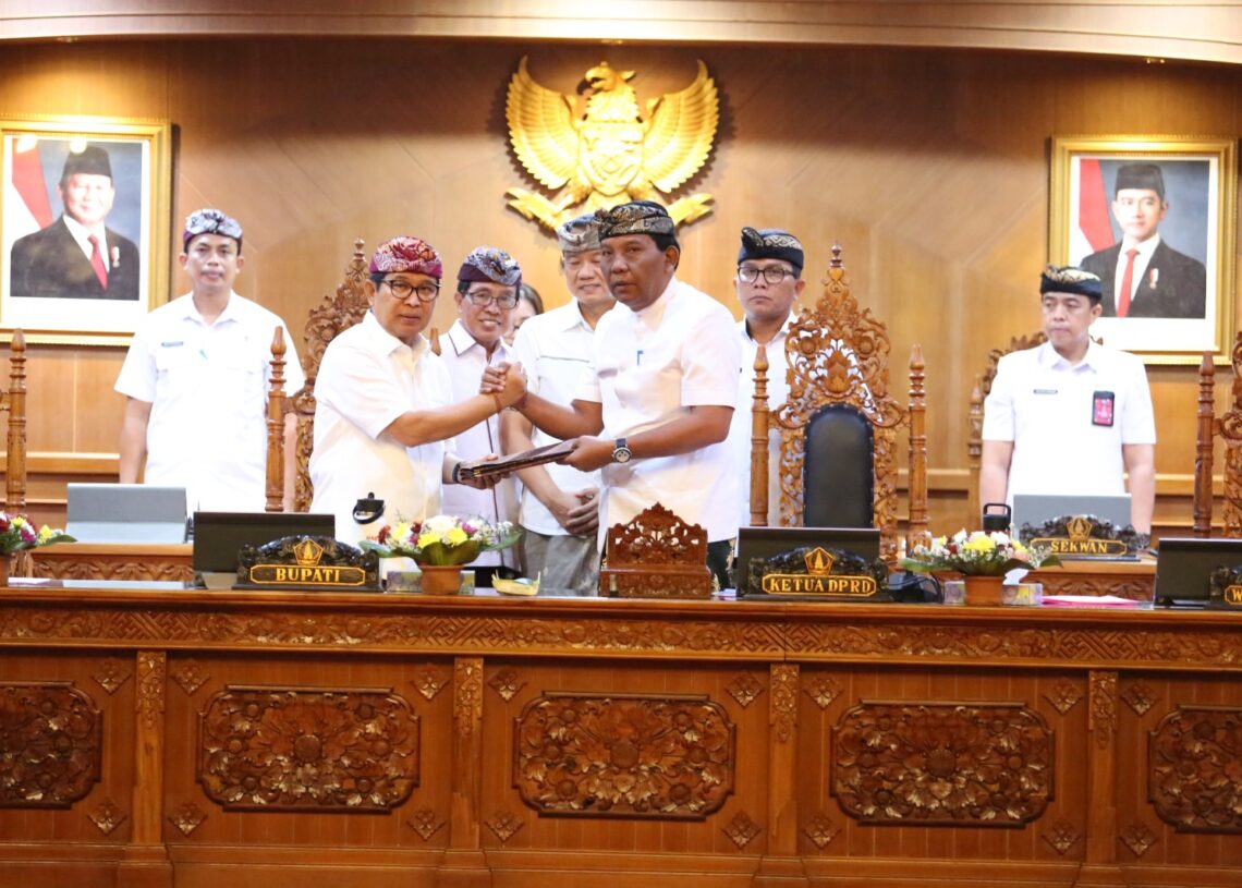 Bupati Badung I Wayan Adi Arnawa (kiri) dan Ketua DPRD Badung I Gusti Anom Gumanti. -BALITOPIK.COM