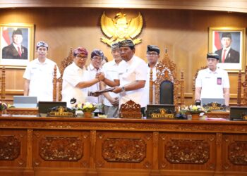 Bupati Badung I Wayan Adi Arnawa (kiri) dan Ketua DPRD Badung I Gusti Anom Gumanti. -BALITOPIK.COM