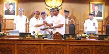 Bupati Badung I Wayan Adi Arnawa (kiri) dan Ketua DPRD Badung I Gusti Anom Gumanti. -BALITOPIK.COM