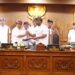 Bupati Badung I Wayan Adi Arnawa (kiri) dan Ketua DPRD Badung I Gusti Anom Gumanti. -BALITOPIK.COM