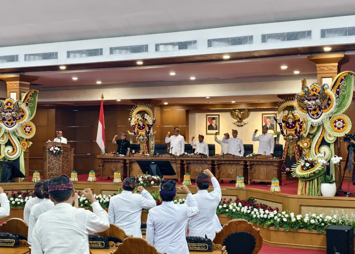 Suasana sidang paripurna ke-47 dalam rangka peringatan hari jadi Provinsi bali ke-68. -BALITOPIK.COM