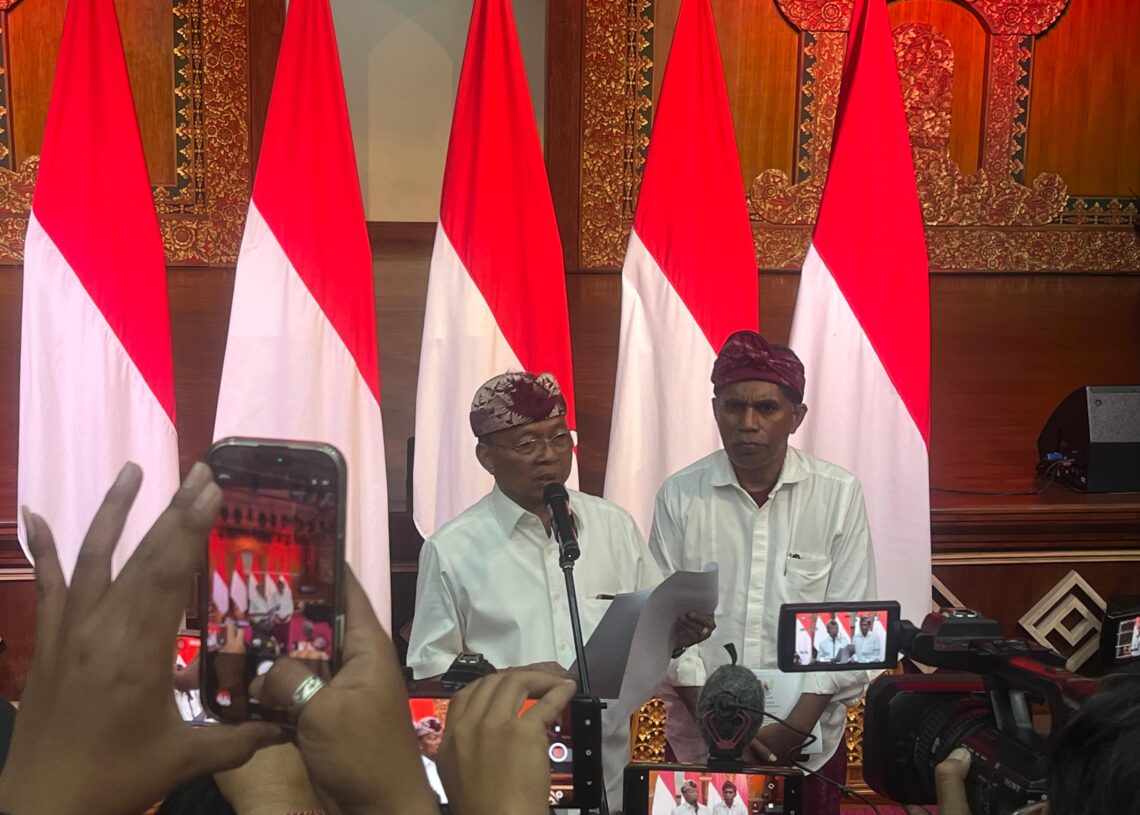 Gubernur Bali Wayan Koster (kiri). -BALITOPIK.COM
