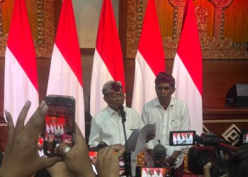 Gubernur Bali Wayan Koster (kiri). -BALITOPIK.COM