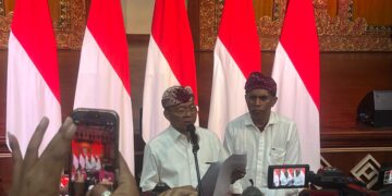 Gubernur Bali Wayan Koster (kiri). -BALITOPIK.COM