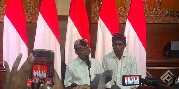 Gubernur Bali Wayan Koster (kiri). -BALITOPIK.COM