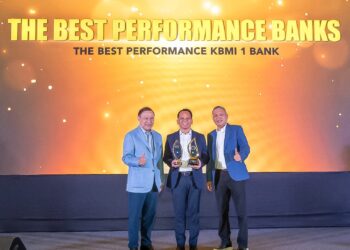 Direktur Utama Bank BPD Bali, I Nyoman Sudharma saat menerima penghargaan. -IST