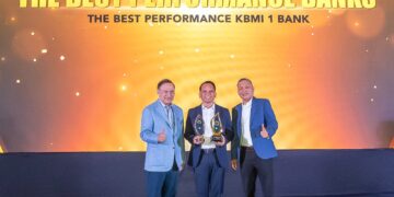 Direktur Utama Bank BPD Bali, I Nyoman Sudharma saat menerima penghargaan. -IST