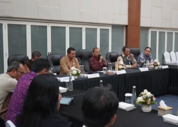 Gubernur Bali Wayan Koster saat Rapat Koordinasi (Rakor) Peningkatan Kualitas Pelayanan Bandara Internasional I Gusti Ngurah Rai yang digelar Sabtu (15/8/2026). -IST