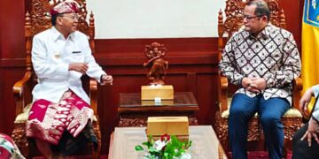 Gubernur Bali Wayan Koster saat menerima kunjungan jajaran Kementerian Luar Negeri (Kemlu) RI di Kantor Gubernur Bali, Renon, Denpasar, Jumat (14/8/2026). -IST