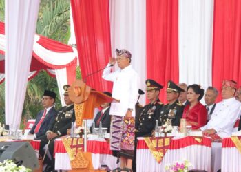 Gubernur Bali Wayan Koster saat memimpin upacara peringatan HUT ke-81 Kemerdekaan Republik Indonesia di Lapangan Niti Mandala Renon, Denpasar, Senin (17/8/2026). -IST