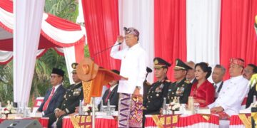 Gubernur Bali Wayan Koster saat memimpin upacara peringatan HUT ke-81 Kemerdekaan Republik Indonesia di Lapangan Niti Mandala Renon, Denpasar, Senin (17/8/2026). -IST