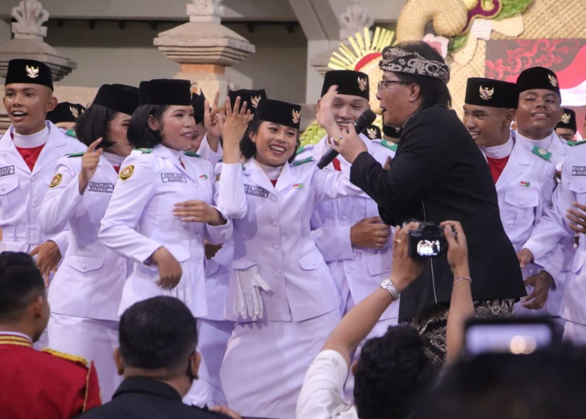 Wakil Gubenur Bali I Nyoman Giri Prasta saat ramah tama dengan anggota Paskibraka Bali. -IST