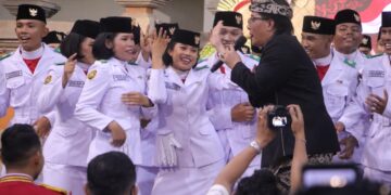 Wakil Gubenur Bali I Nyoman Giri Prasta saat ramah tama dengan anggota Paskibraka Bali. -IST