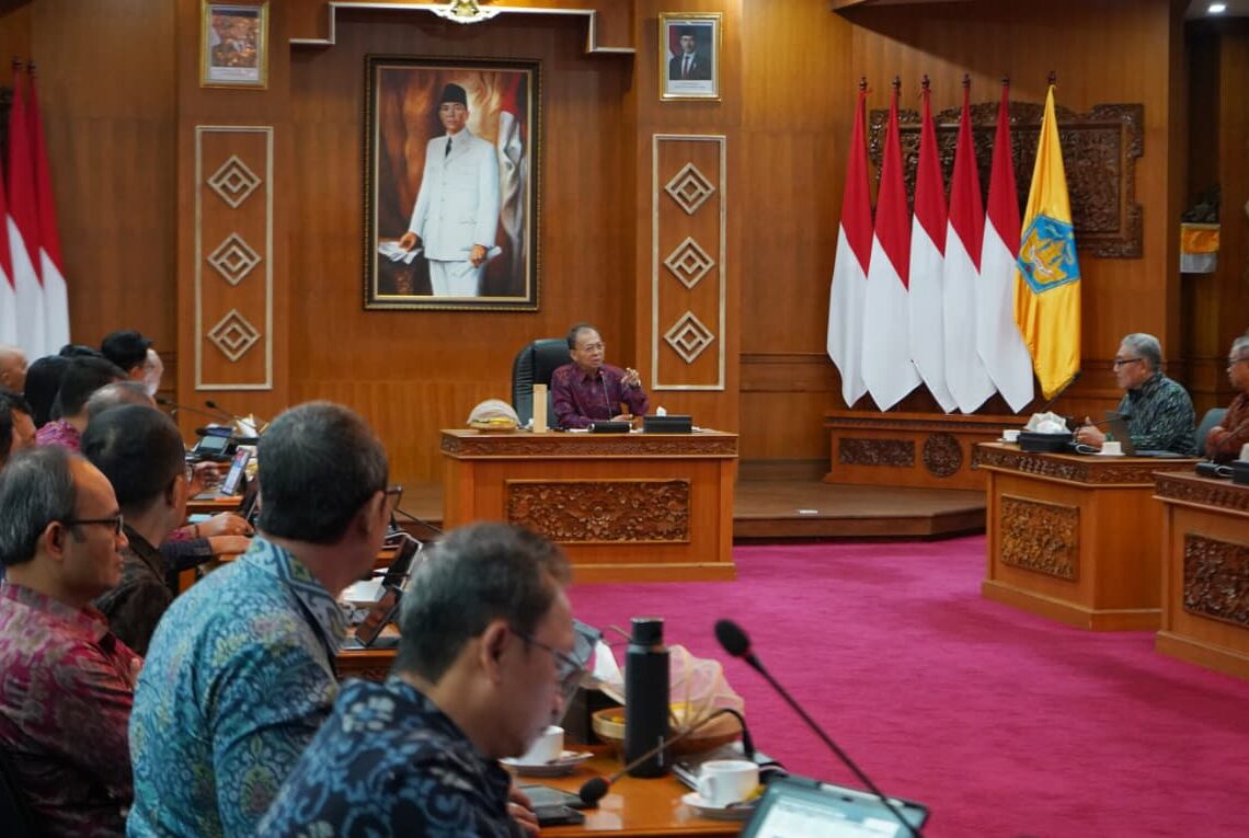 Gubernur Bali Wayan Koster saat memimpin Rapat Koordinasi (Rakor) Evaluasi dan Optimalisasi Pendapatan Daerah Tahun 2026 di Gedung Kertha Sabha, Denpasar, Selasa (18/8/2026). -IST