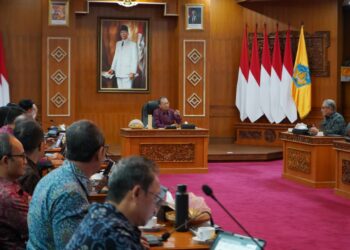Gubernur Bali Wayan Koster saat memimpin Rapat Koordinasi (Rakor) Evaluasi dan Optimalisasi Pendapatan Daerah Tahun 2026 di Gedung Kertha Sabha, Denpasar, Selasa (18/8/2026). -IST
