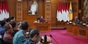 Gubernur Bali Wayan Koster saat memimpin Rapat Koordinasi (Rakor) Evaluasi dan Optimalisasi Pendapatan Daerah Tahun 2026 di Gedung Kertha Sabha, Denpasar, Selasa (18/8/2026). -IST