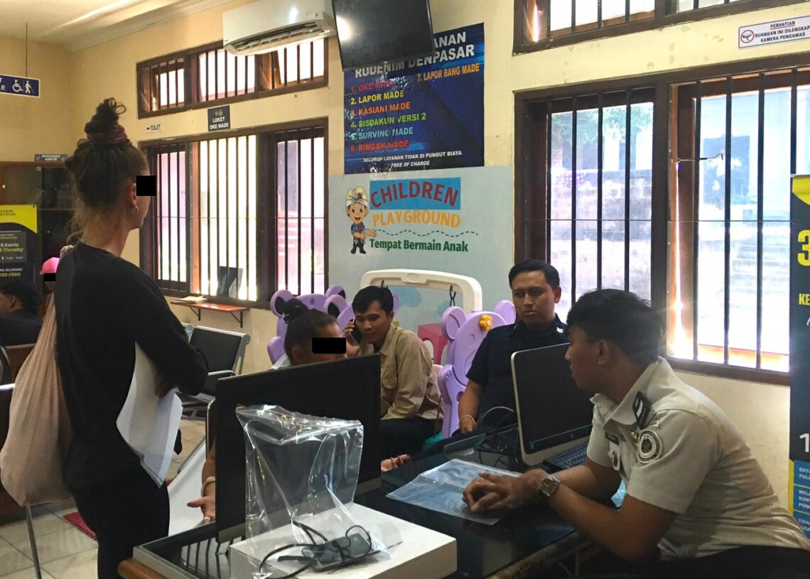 K.A.H (33), warga negara Jerman, dan N.F (25), warga negara Norwegia saat diamankan petugas imigrasi. -IST