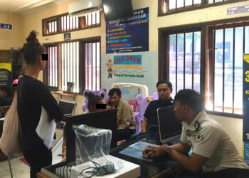 K.A.H (33), warga negara Jerman, dan N.F (25), warga negara Norwegia saat diamankan petugas imigrasi. -IST
