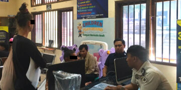 K.A.H (33), warga negara Jerman, dan N.F (25), warga negara Norwegia saat diamankan petugas imigrasi. -IST