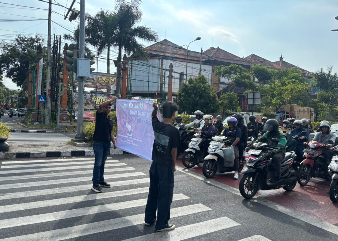 Aliansi Bali Peduli Bencana Flores saat menggelar aksi penggalangan dana di sejumlah titik lampu merah di Kota Denpasar, Rabu (19/8/2026). -BALITOPIK.COM