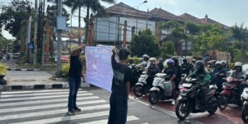 Aliansi Bali Peduli Bencana Flores saat menggelar aksi penggalangan dana di sejumlah titik lampu merah di Kota Denpasar, Rabu (19/8/2026). -BALITOPIK.COM