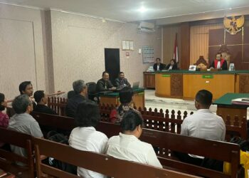 Bro Vinsen dan Mr. Ari saat sidang di PN Tabanan. -IST