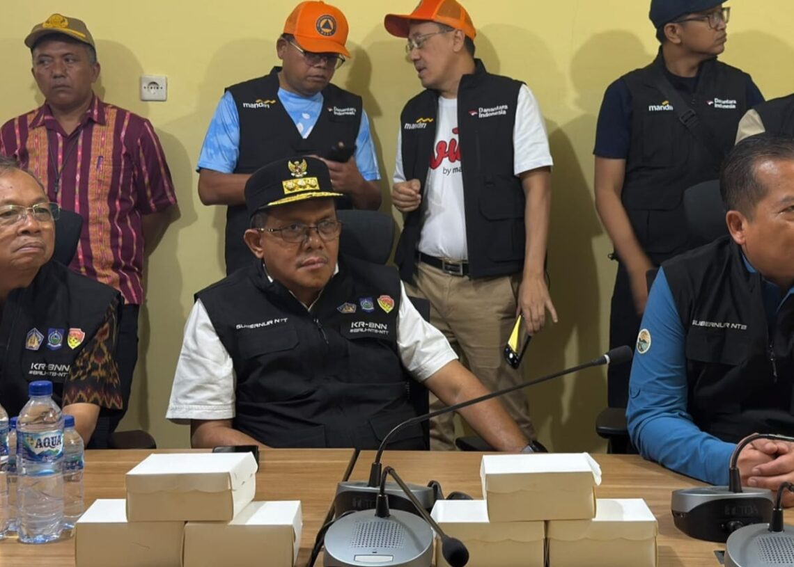 Kiri: Gubernur Bali, Gubernur NTT dan Gubernur NTB saat berada di lokasi gempa Flores. -BALITOPIK.COM