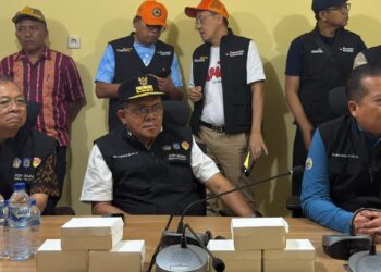 Kiri: Gubernur Bali, Gubernur NTT dan Gubernur NTB saat berada di lokasi gempa Flores. -BALITOPIK.COM