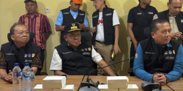 Kiri: Gubernur Bali, Gubernur NTT dan Gubernur NTB saat berada di lokasi gempa Flores. -BALITOPIK.COM