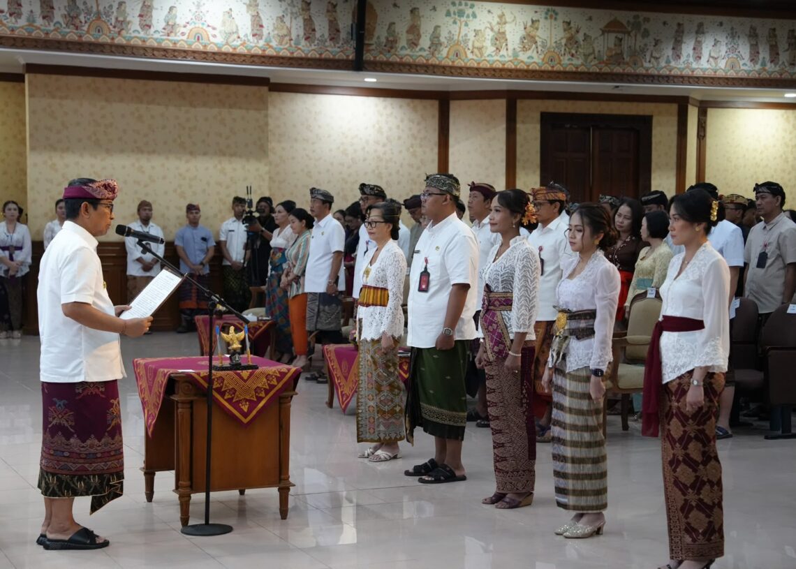 Bupati Badung I wayan Adi Arnawa saat melantik 163 pejabat di lingkungan Pemerintah Kabupaten Badung. -IST