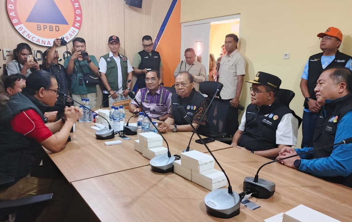 Gubernur Bali Wayan Koster saat mengunjungi NTT pasca gempa. -IST