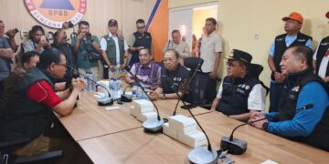Gubernur Bali Wayan Koster saat mengunjungi NTT pasca gempa. -IST