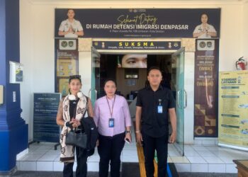 Warga Negara Asing (WNA) perempuan asal Norwegia berinisial N.F saat hendak dideportasi. -IST