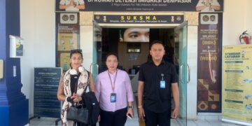 Warga Negara Asing (WNA) perempuan asal Norwegia berinisial N.F saat hendak dideportasi. -IST