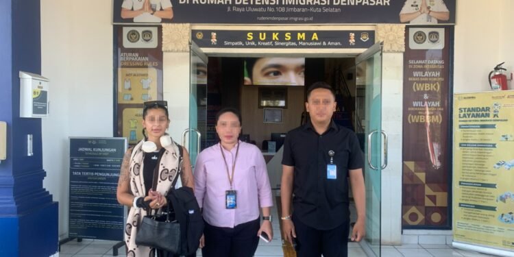 Warga Negara Asing (WNA) perempuan asal Norwegia berinisial N.F saat hendak dideportasi. -IST