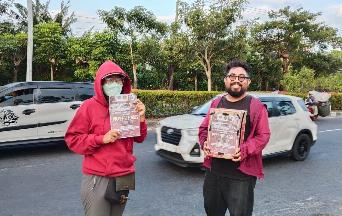 Solidaritas Jurnalis Bali (SJB) saat ngamen di lampu merah Jalan Dewi Sri–Nakula, Kuta, Badung. -SJB