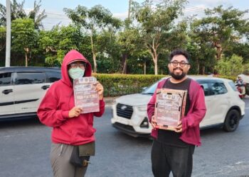 Solidaritas Jurnalis Bali (SJB) saat ngamen di lampu merah Jalan Dewi Sri–Nakula, Kuta, Badung. -SJB