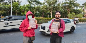 Solidaritas Jurnalis Bali (SJB) saat ngamen di lampu merah Jalan Dewi Sri–Nakula, Kuta, Badung. -SJB