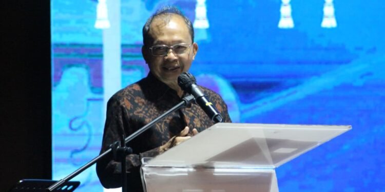 Gubernur Bali Wayan Koster saat pelantikan Pengurus Dewan Pimpinan Cabang (DPC) PERADI SAI (Suara Advokat Indonesia) Denpasar masa bakti 2026–2030 di Riverside Convention Hall, Padangsambian, Denpasar, Sabtu (22/8/2026) malam. -IST