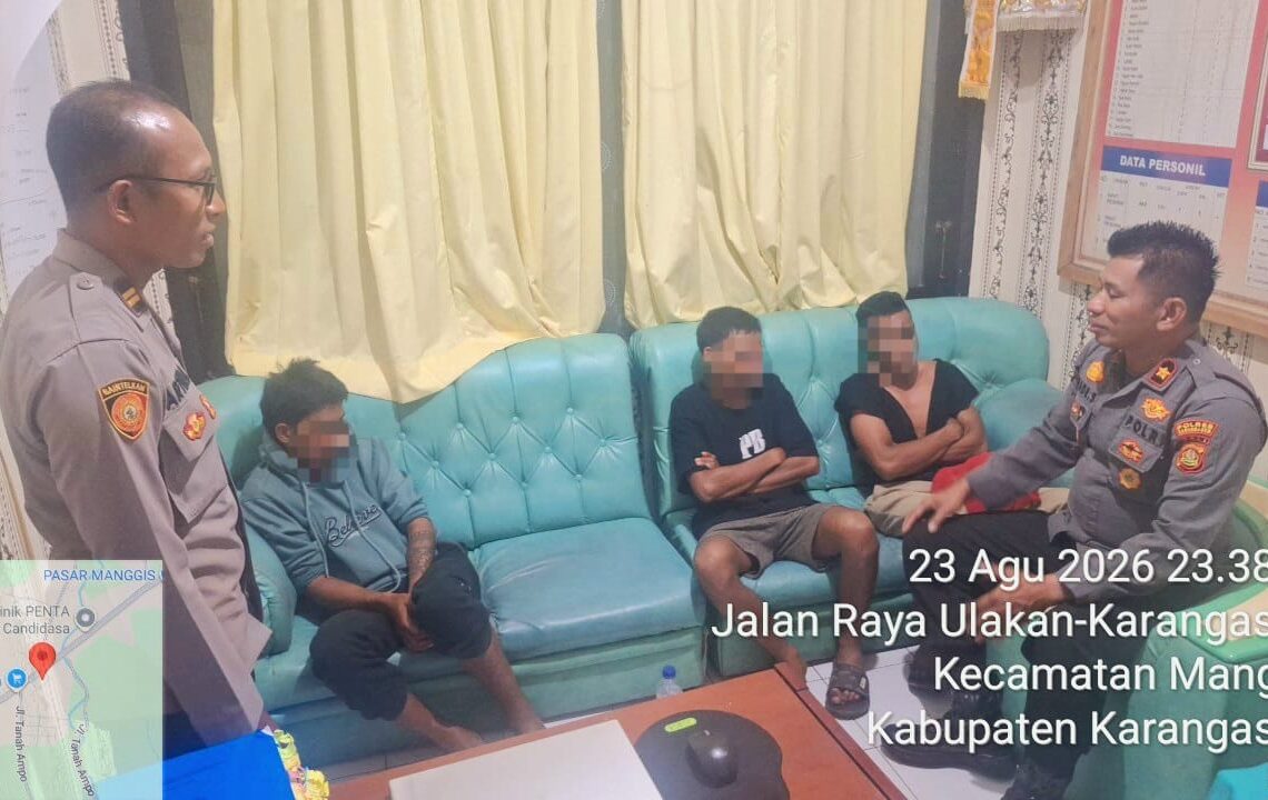 Polsek Manggis saat mengamankan 3 orang terduga pelaku. -IST