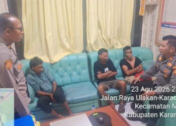 Polsek Manggis saat mengamankan 3 orang terduga pelaku. -IST