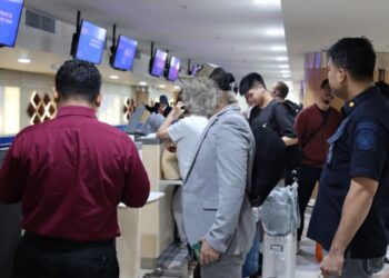 Warga Negara (WN) Pakistan berinisial WH, 42 tahun (Diblur) saat dideportasi dari Bali. -IST