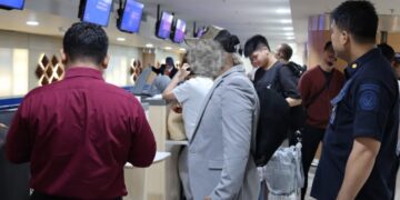 Warga Negara (WN) Pakistan berinisial WH, 42 tahun (Diblur) saat dideportasi dari Bali. -IST