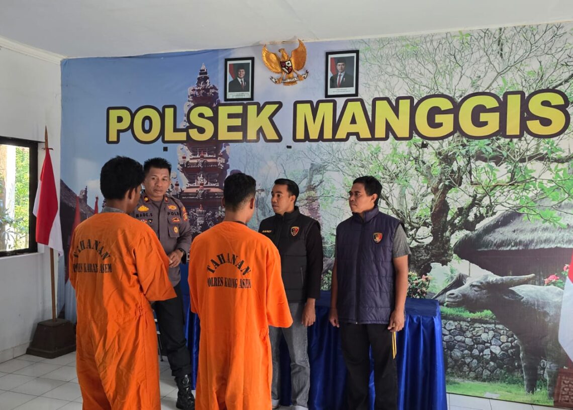 Dua orang pelaku penyeroyokan di Manggis saat ditetapkan jadi tersangka. -BALITOPIK.COM