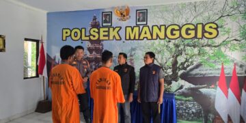 Dua orang pelaku penyeroyokan di Manggis saat ditetapkan jadi tersangka. -BALITOPIK.COM