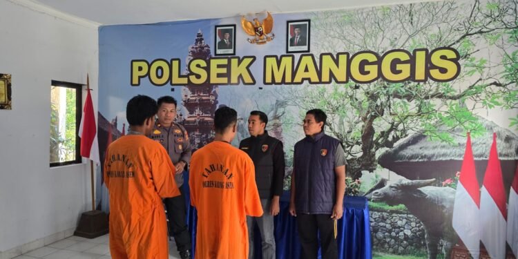 Dua orang pelaku penyeroyokan di Manggis saat ditetapkan jadi tersangka. -BALITOPIK.COM